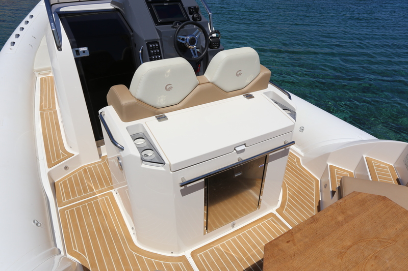 Bien conçu, le siège de pilotage, avec ses deux places indépendantes, s'adosse à un meuble qui sert de bloc-cuisine. Autour, l'espace de circulation autorise des déplacements aisés, sécurisés par trois mains courantes.
