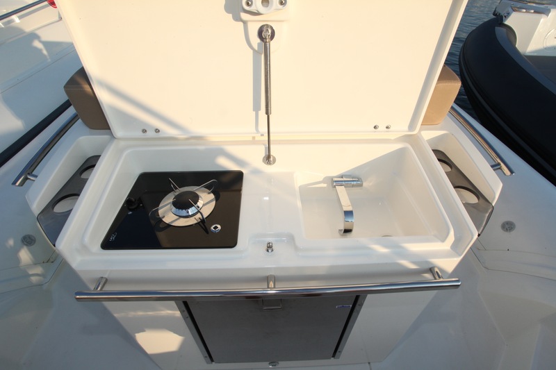 La kitchenette extérieure rassemble trois équipements bien utiles en croisière : le réchaud à gaz, l'évier et le réfrigérateur. Un bémol : l'absence de plan de travail ou de planche à découper...