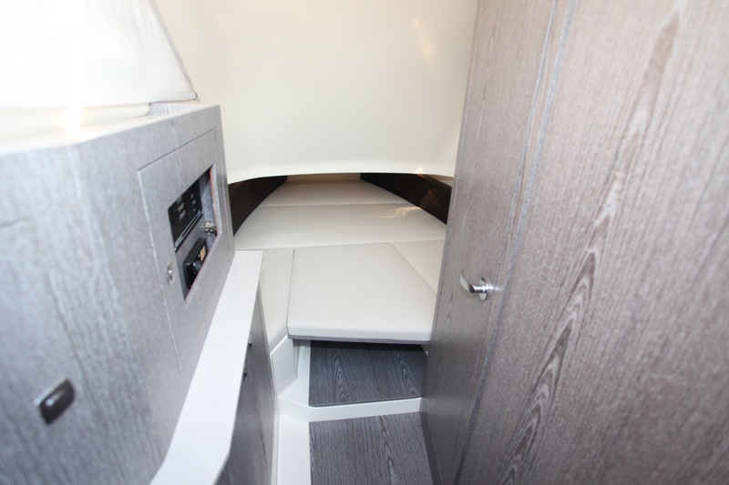 Malgré ses 40 pieds, le nouveau Tempest n'est pas très généreux en ce qui concerne le volume de sa cabine, comme l'illustre la faible hauteur au-dessus de la couchette.