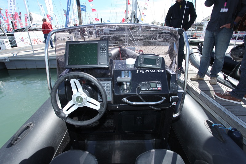 Commandes (volant et gaz) à bonne hauteur, poignée de maintien du copilote offrant une bonne prise, vide-poches ouvert, boîte à gants "sèche", espace pour l'électronique de navigation suffisant, pare-brise protecteur... La console mérite une bonne note !