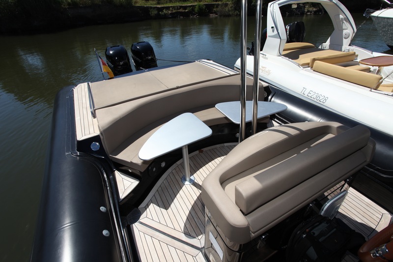 Une vue intéressante qui montre la demie-assise relevable du leaning-post pour le pilotage debout, les deux tables amovibles du coin repas et les espaces de circulation que ce soit dans le cockpit ou pour accéder à la baignade en empruntant les plats-bords. 