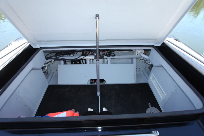 Occupée par les moteurs sur la version in-board, cette grande cale peut ici recevoir une couchette d'appoint. Dommage que le vérin électrique soit si encombrant...