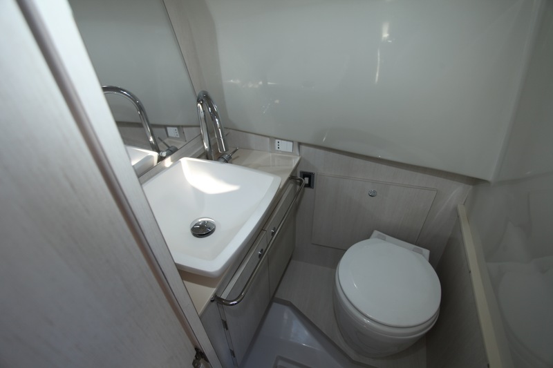 Indispensable pour prétendre à la vraie croisière, la salle d'eau ! Celle-ci n'est pas très spacieuse, mais bien équipée : lavabo, WC marin et douche.