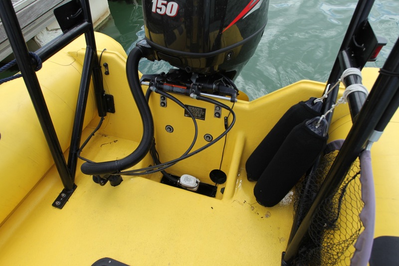 Le cockpit du Humber n'est pas autovideur à l'arrêt, d'où la présence d'une pompe de cale électrique, dans son puisard. Notez le présence d'un vide-vite unique, mais de grand diamètre.