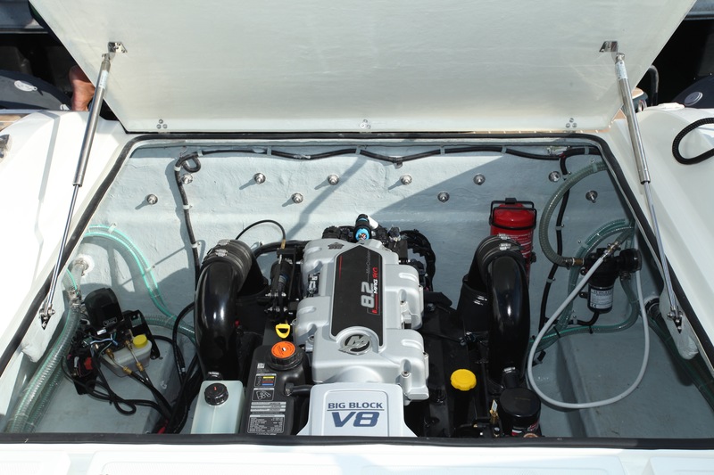 Le gros V8 Mercruiser de 8 200 cm3 bénéficie d’un bon volume autour de lui, facilitant les opérations de maintenance. Wimbi pourrait néanmoins ajouter une couverture d’insonorisation…