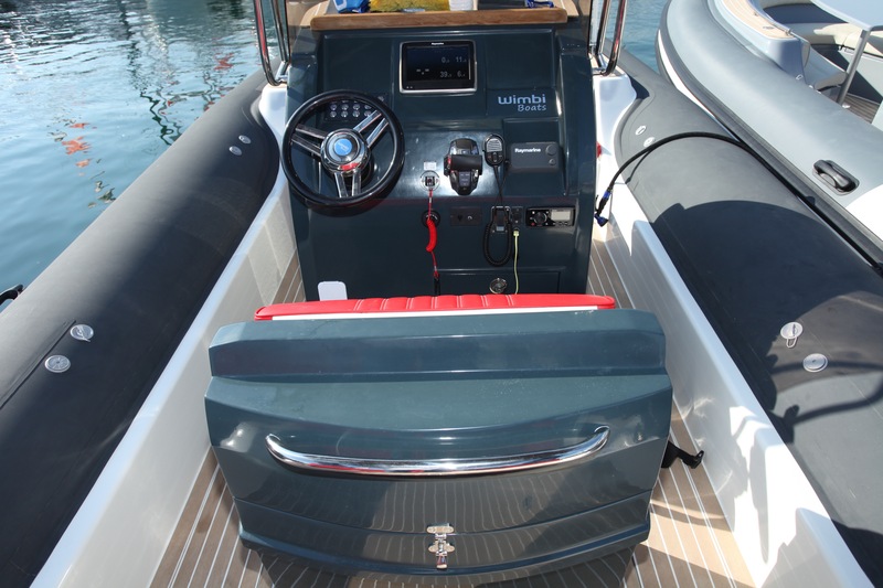 Le poste de pilotage mérite une bonne note, avec un pare-brise qui protège bien pilote et copilote, et un tableau de bord spacieux pour l’intégration des aides électroniques à la navigation.
