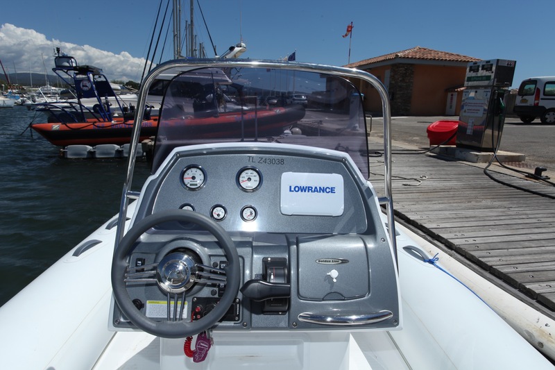 Pour un 6,50 m le tableau de bord du Grand est à citer en exemple : grande surface libre pour encastrer les instruments, boîte à gants, poignée pour le copilote bien placée, volant et gaz à bonne hauteur…

