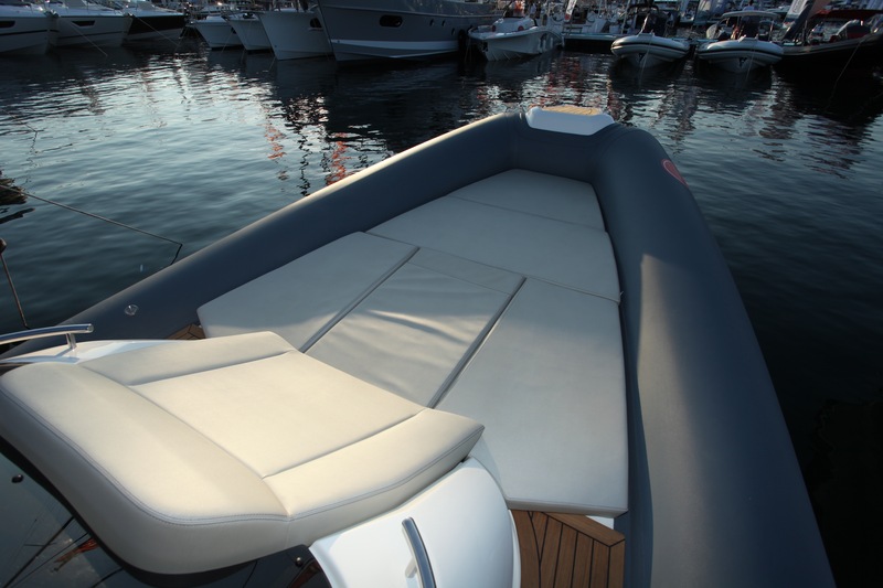 Bonne idée : le solarium qui occupe toute la partie du pont, en avant du rouf de cabine, apporte une touche de confort supplémentaire avec ce confortable dossier.