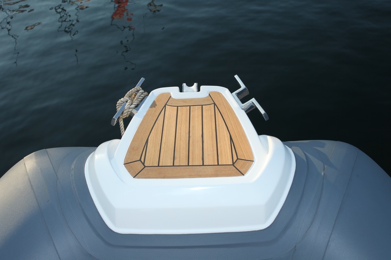 L'ancre étant à poste dans l'écubier d'étrave, la delphinière est de dimension réduite, au profit de la fluidité de la ligne du bateau. Deux beaux taquets inox sont prêts à recevoir les amarres.