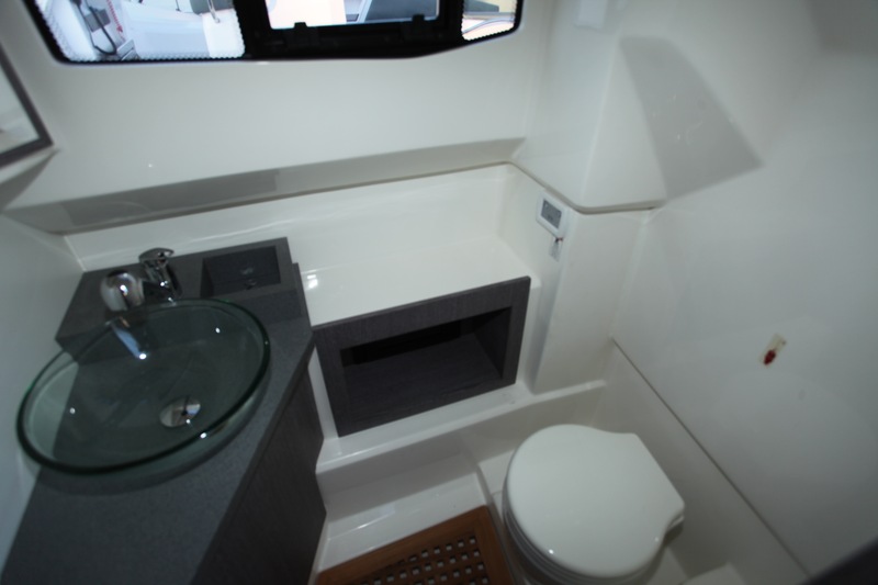 Le cabinet de toilette est assez spacieux pour offrir un confort digne de la croisière : lavabo avec placard et miroir, douche et WC marin avec réservoir d'eaux noires.