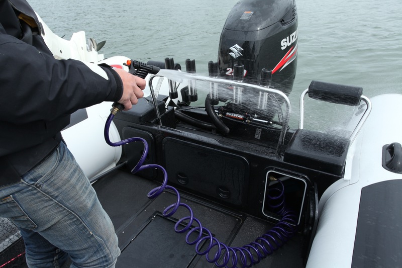 Aujourd’hui, certains semi-rigide destinés à la pêche proposent un jet de rinçage. Cela permet d’arriver au port avec un cockpit nickel. 
