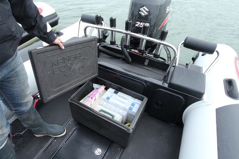 L’indispensable boîte de pêche avec ses coffrets à leurres.
