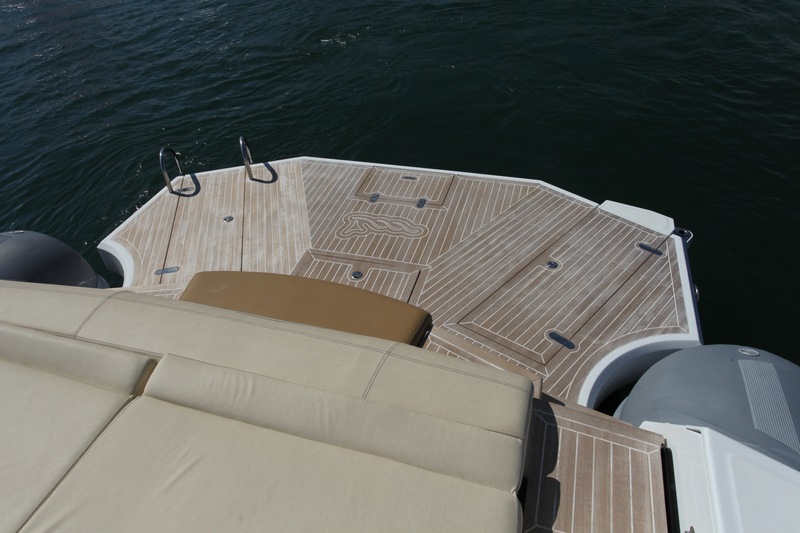 Indiscutable avantage de l’architecture in-board : la plate-forme de bain d’une seule pièce. Celle du Mito est particulièrement spacieuse et comporte un petit siège biplace tourné vers la mer.