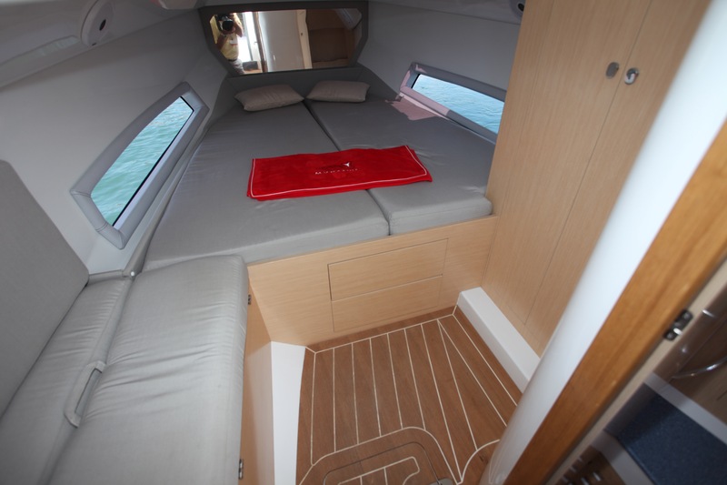 La cabine avec hauteur sous barrot est au format croisière, possédant son dressing, sa salle d’eau et l’air climatisé.


