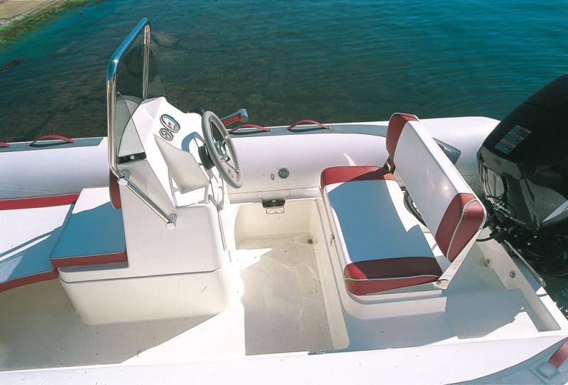 La banquette biplace est trop écartée du volant pour le confort en pilotage assis.