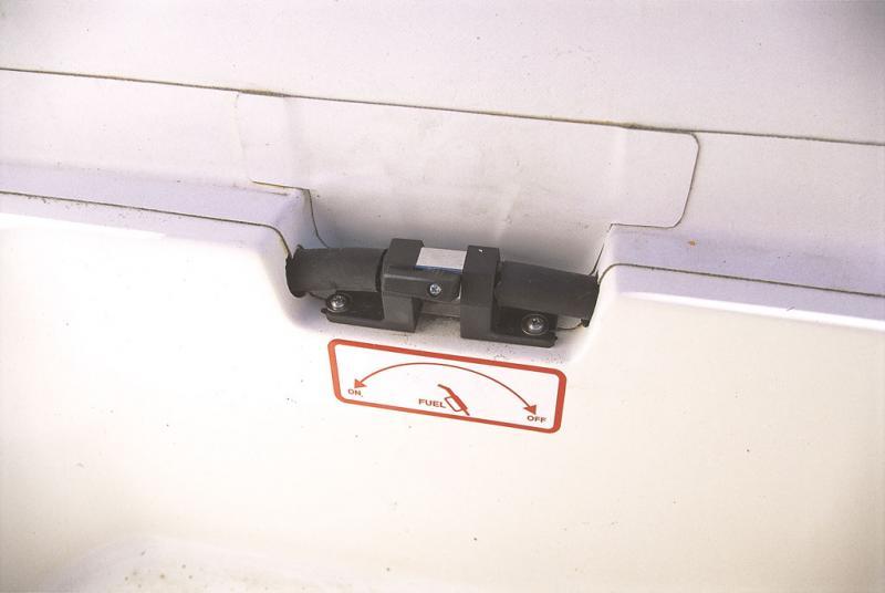  Bonne idée : le coupe-circuit de carburant est à portée de main du pilote.
