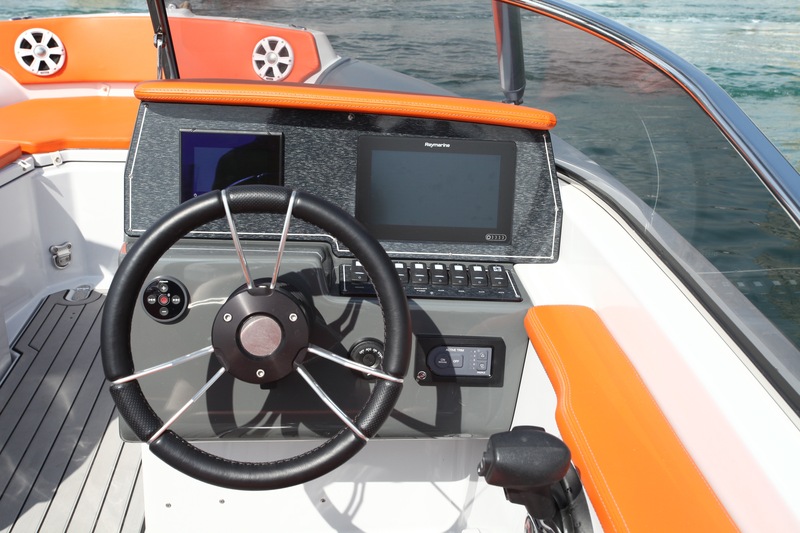 Le tableau de bord est compact, mais il peut néanmoins intégrer deux écrans : le SmartCraft du Mercruiser et un GPS-traceur.