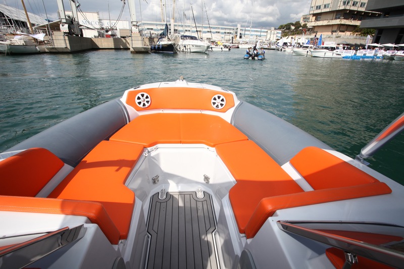 Calqué sur le concept nord-américain du « bowrider », le Marlin offre un passage par le centre du pare-brise vers la banquette en V qui recouvre une série de coffres.