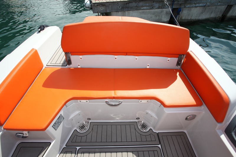 Le souci du détail du chantier italien est bien présent sur cette photo : mousse EVA antidérapante parfaitement découpée, crépines de vide-vite en inox, sellerie surpiquée, dossier rabattable pour prolonger le solarium, passage latéral vers la plate-forme de bain…