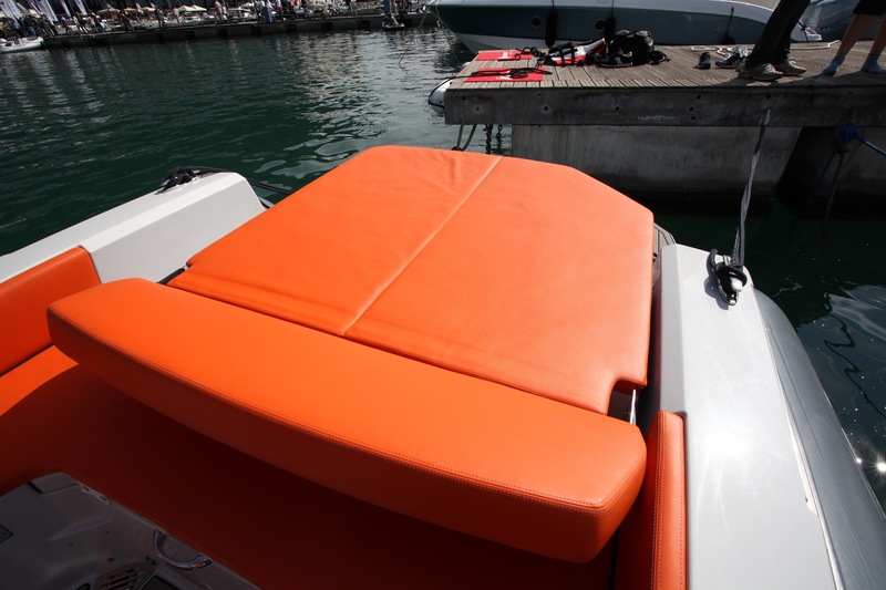 Le bain de soleil prend des proportions fort agréables avec le concours du dossier de banquette rabattable. Ce dernier peut même se régler en position « lecture ». 