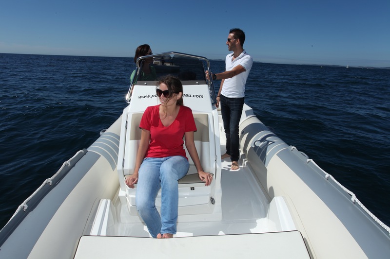 Le siège avant sera une place privilégiée, en navigation, sur mer belle et par temps chaud. Notez la largeur de l’unique passavant, grâce au poste de pilotage déporté sur tribord.