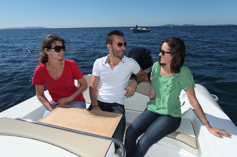 La petite dînette située derrière le leaning-post est un lieu de convivialité, au mouillage comme au port. Au moment de lever l’ancre, la tablette en teck se rabat derrière le siège de pilotage. 