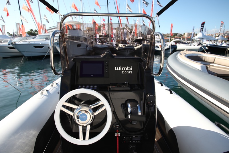 La console arbore un tableau de bord assez bien conçu, avec un module dédié à l’électronique de bord (ici le VesselView du Mercruiser). Par contre, le compas n’est pas de l’axe de vision du pilote…