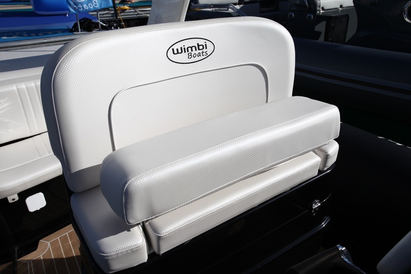 Le confortable siège de pilotage biplace arbore une sellerie très stylée. Autre bon point : la demi-assise qui peut se relever pour le pilotage debout.