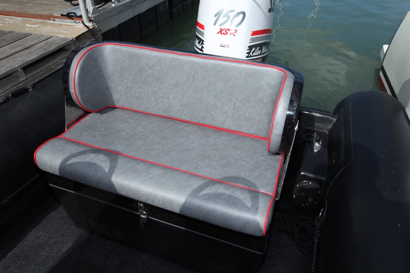 La banquette arrière est étudiée pour deux passagers. Notez le dossier enveloppant et capitonné. Celui-ci peut basculer vers l’avant, pour plus de confort en action de pêche à la traîne. 