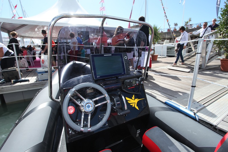Sans être très spacieux, le tableau de bord n’en est pas moins bien conçu et réserve suffisamment d’espace à l’électronique de bord (combiné grand écran, VHF fixe) et à un coffret étanche.