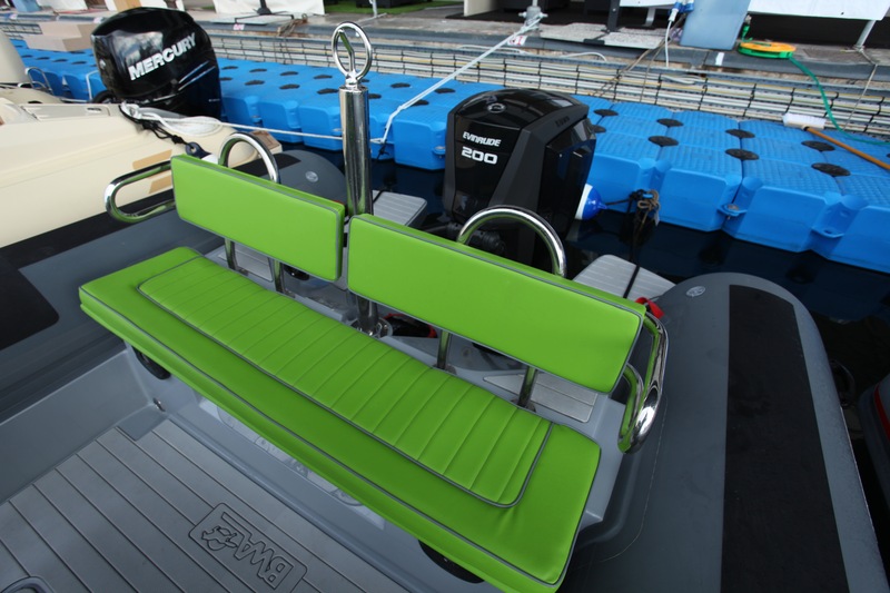 La banquette arrière peut recevoir trois passagers (attention à la proximité de la tête du passager central avec le mât de ski !). Elle possède deux dossiers amovibles pour faciliter l'accès aux plates-formes de bain.

