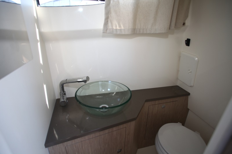 Le cabinet de toilette pourrait sans doute proposer une douche, mais celle-ci ne figure pas parmi les options. Il faudra donc se satisfaire d'un WC marin électrique et d'un lavabo.