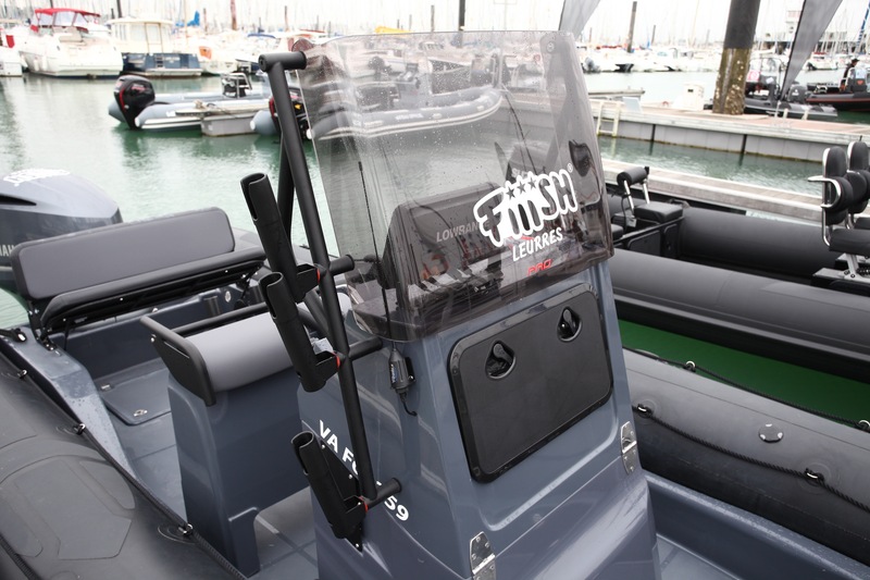 L'accastillage peut prendre une tournure " pêche " avec de nombreux porte-cannes, à l'image des trois fixés sur la main courante de console. On en trouve trois autres sur celle du leaning-post.