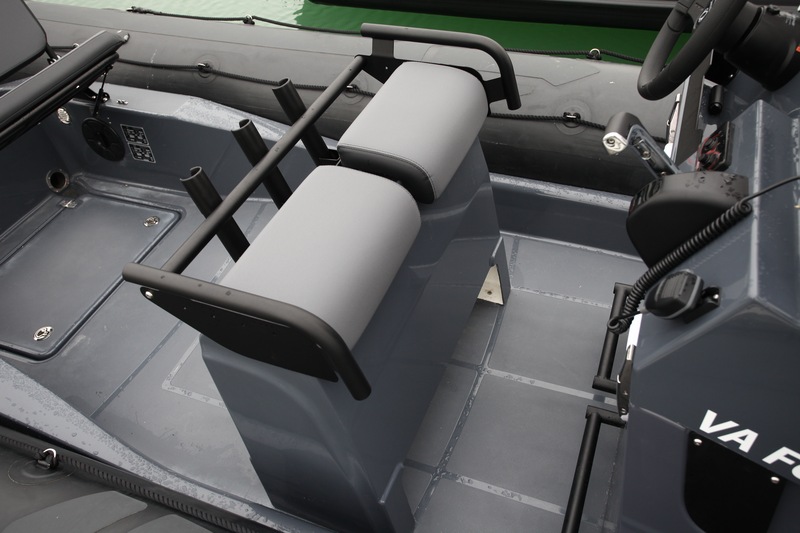 L'ergonomie de pilotage est soignée, comme le montrent les assises pilote et copilote, bien dessinées, les mains courantes latérales et les repose-pieds fixés à la base de la console. 