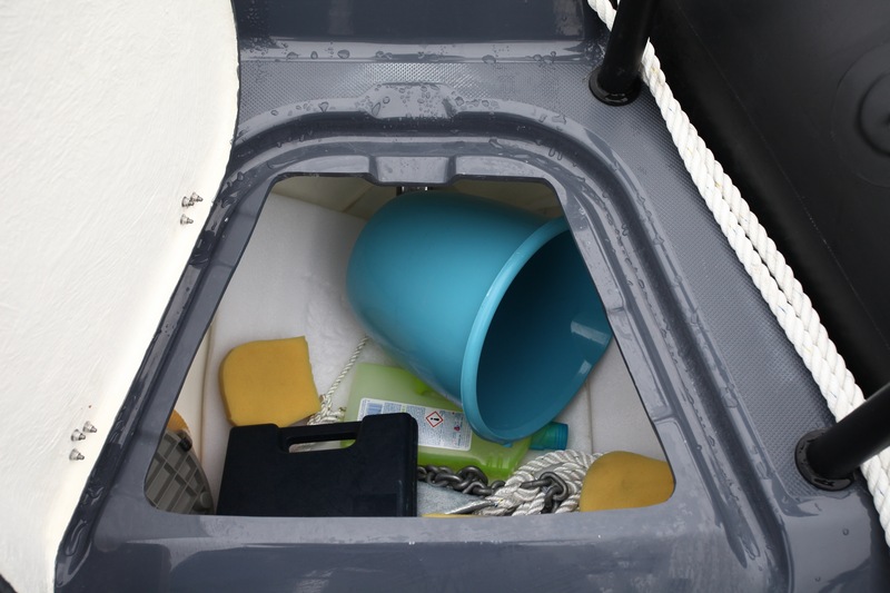Le coffre avant est à même de recevoir quelques accessoires qui ne craignent pas l'humidité. On notera l'absence de vérin pour maintenir le couvercle ouvert...