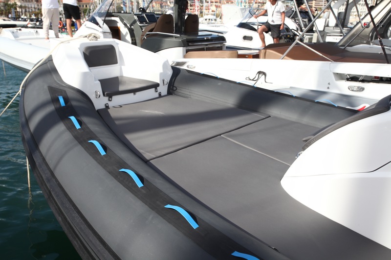 Le matelas du solarium recouvre l'intégralité du pont avant et même plus, puisqu'il se prolonge le long de la console. Le coffre de mouillage, qui intègre le guindeau, sert de petit siège lorsque le bateau est au mouillage.