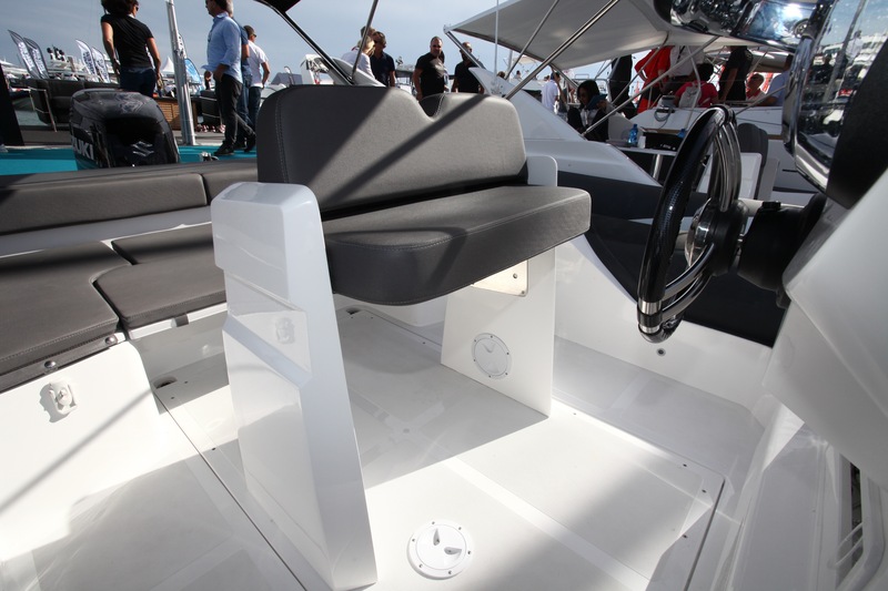 Comme à bord des Master 699 et 855, le siège de pilotage n'est pas le point fort du 775. Il n'est pas possible de s'y installer à deux et son maniement pour basculer du côté de la dînette réclame un peu de patience.