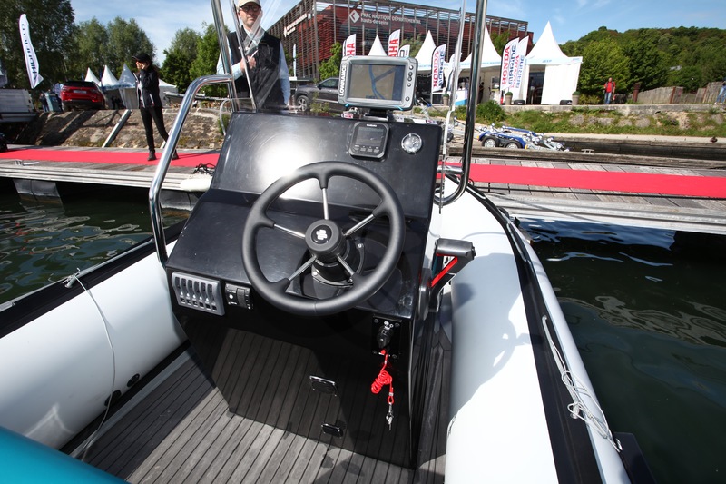 La console de pilotage est déportée à tribord pour laisser un large passage à bâbord. Notez l'espace généreux offert par le tableau de bord.