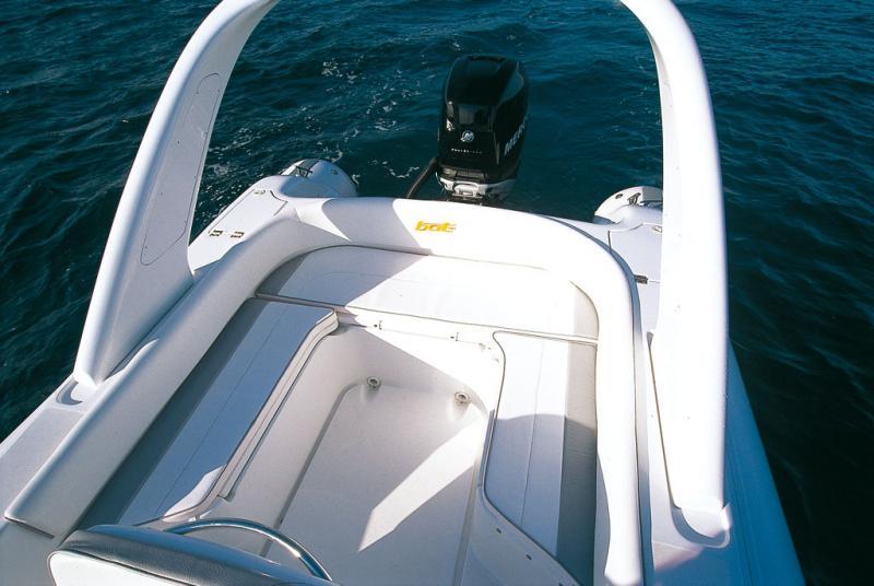 Le cockpit arrière est convertible en grand solarium. La table rabattable derrière le siège de pilote est pratique mais trop petite.