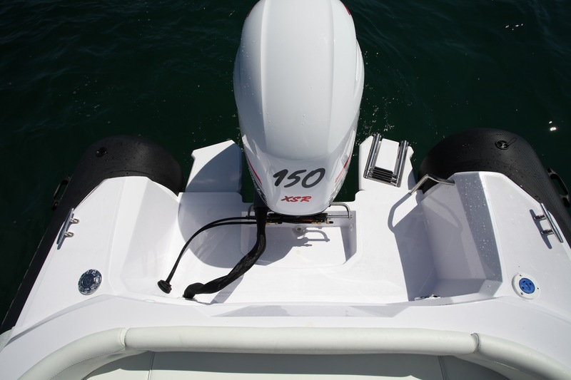 Les bouchons de réservoir d’essence (inox) et d’eau (bleu) sont bien placés, à l’extérieur du cockpit. Les taquets sont également en bonne place.