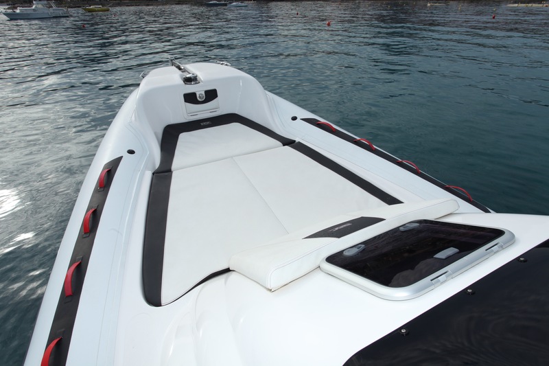En raison de la présence de la cabine sous le pont avant, le solarium affleure le haut des flotteurs. Il est préférable de ne pas l’utiliser en navigation.
