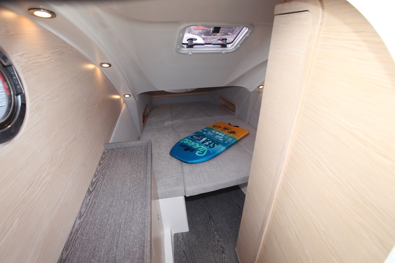 Les cloisons et le parquet en bois clair, le capot et le hublot rendent cette cabine lumineuse. Et la couchette peut se convertir en carré.