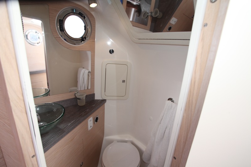 La salle d’eau justifie le « label » croisière : lavabo, WC électrique, douche « debout »… Plus besoin de rentrer au port lorsque vient le soir !