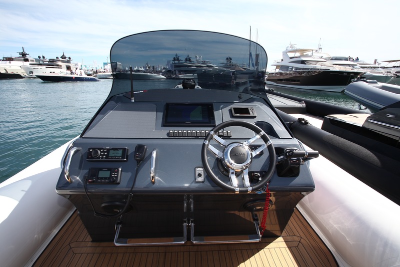 La console dispose d’un tableau de bord très spacieux. Il est facile d’y intégrer de grands écrans. A droite du volant, l’emplacement pour le joystick de manœuvres optionnel.