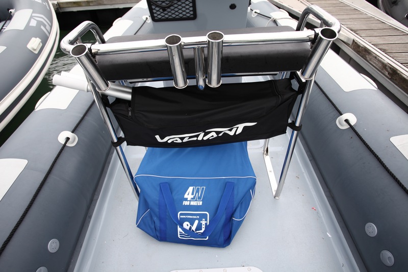 Les supports de cannes inox font aussi partie des options. Entre les pieds du leaning-post, il est possible de sangler un sac d’armement.