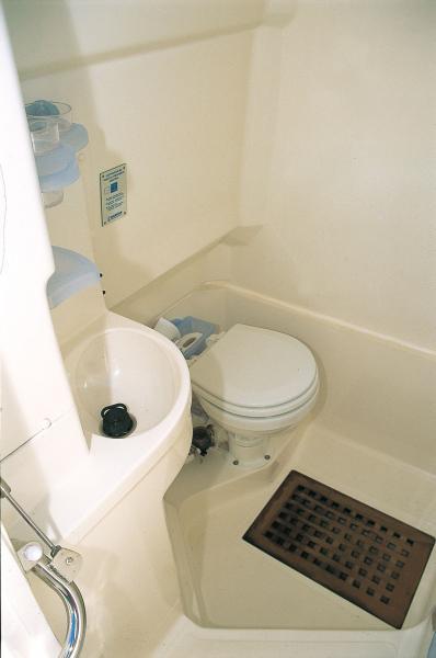 Sous la console de pilotage, on découvre une vraie salle d’eau, luxe rare sur un pneu !