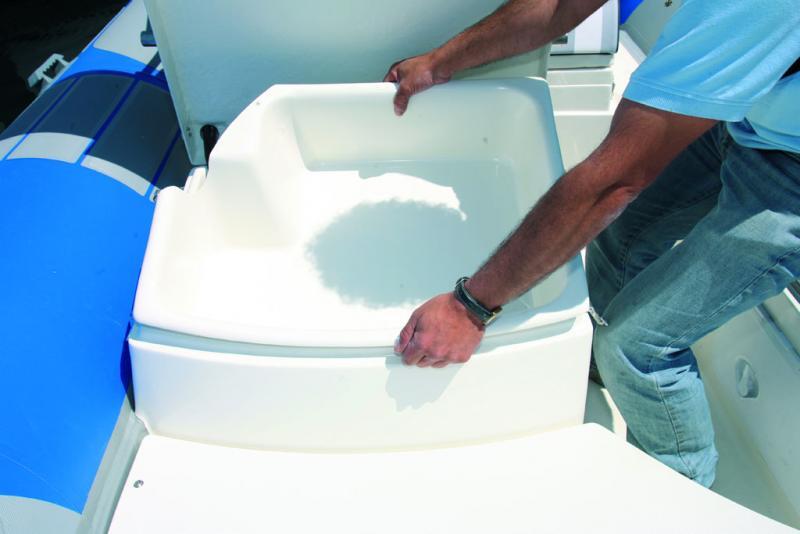 Bien vu : le bac amovible qui vient coiffer le réservoir offrant ainsi un rangement propre et commode.