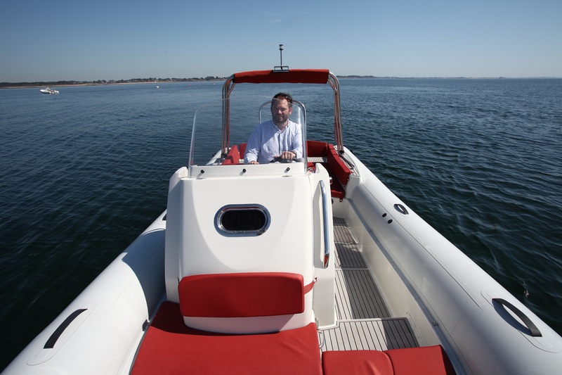 Le poste de pilotage est déporté sur tribord afin de laisser un large passage à bâbord. La facilité de circulation à bord de l’Hélios est à souligner.