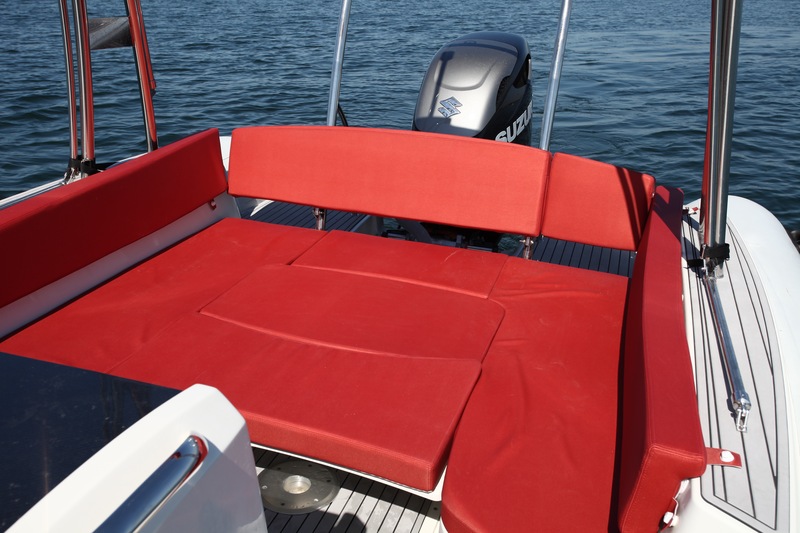 A l’arrière aussi, lorsque les deux tables du carré sont en position basse, on profite d’un solarium spacieux.