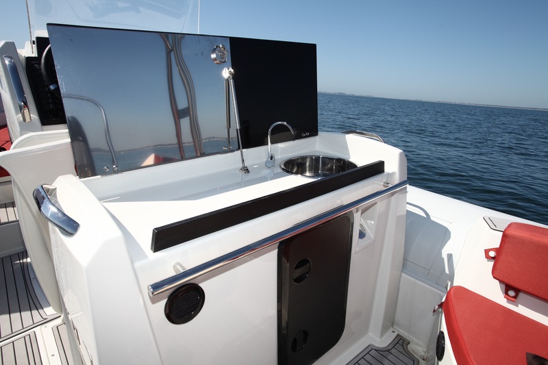 La kitchenette, qui voisine avec la dînette, tourne le dos au poste de pilotage. Ici, dans la version « Style », le réchaud n’est pas installé.